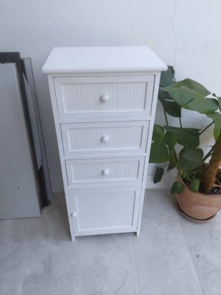 Mueble auxiliar blanco con cajones