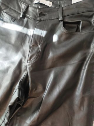 Pantalón de Polipiel Negro Zara
