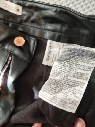 Pantalón de Polipiel Negro Zara