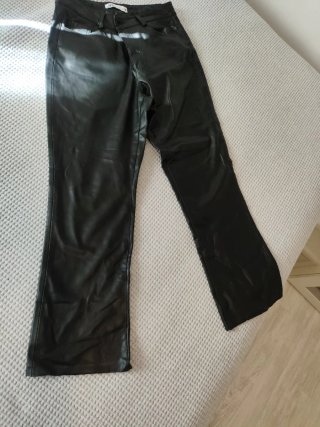 Pantalón de Polipiel Negro Zara