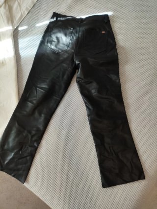 Pantalón de Polipiel Negro Zara