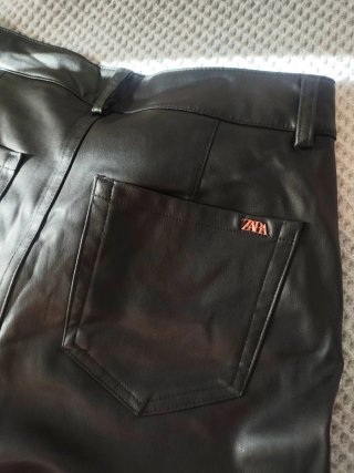 Pantalón de Polipiel Negro Zara