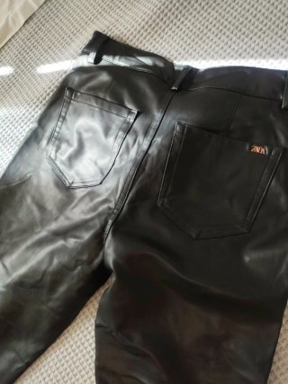 Pantalón de Polipiel Negro Zara