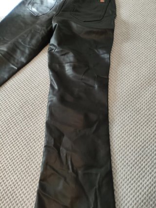 Pantalón de Polipiel Negro Zara