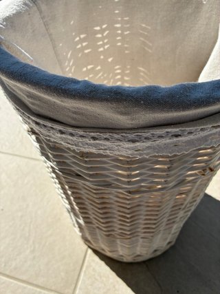 Cesto mimbre blanco (forro tela con puntilla)