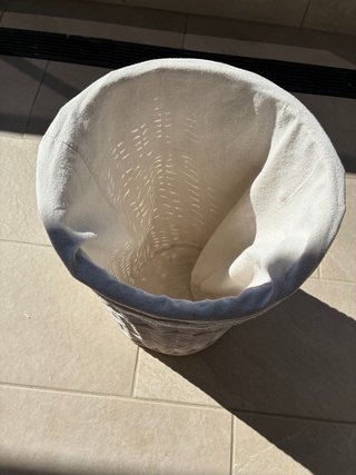 Cesto mimbre blanco (forro tela con puntilla)