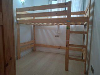 Cama Alta de Madera i Armario