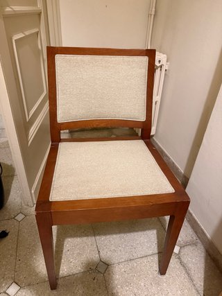 Silla de madera tapizada en beige, clásico vintage