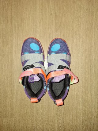 Botas de montaña moradas y naranjas