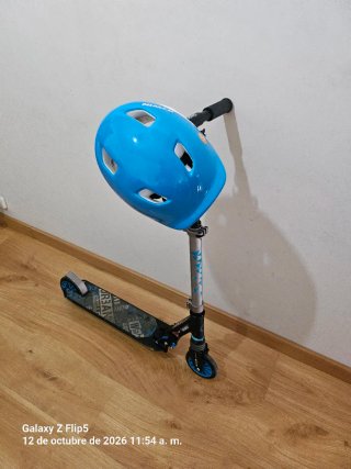 Patinete infantil con casco azul talla 53-56 cm