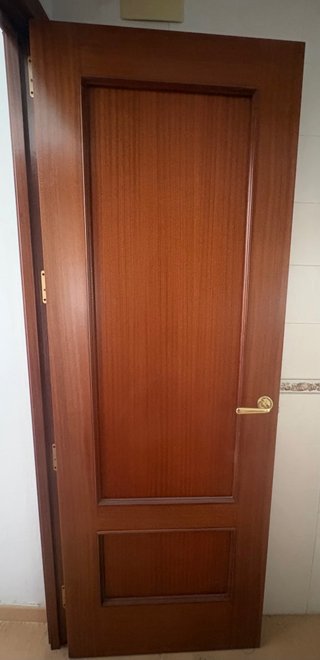 Puerta de Madera 204x72 cm y picaporte dorado