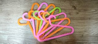 Set de 7 Perchas Pequeñas de Colores.