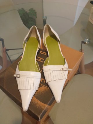 Zapatos blancos con flecos y hebilla