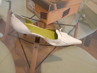 Zapatos blancos con flecos y hebilla