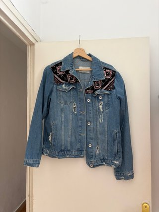 Chaqueta tejana desgastada con bordado