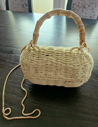 Bolso de mano tejido con asa de bambú