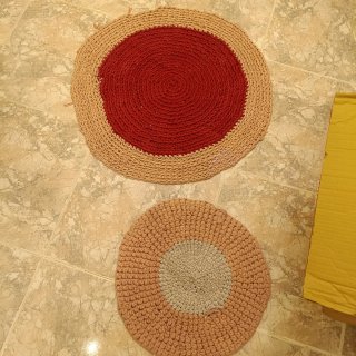 2 Tappeti rotondi in tessuto beige e rosso