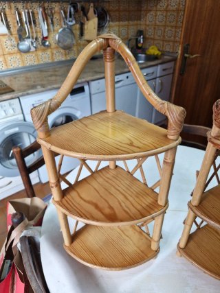 2 estanterías de mimbre. Precio: 15 € / unidad.