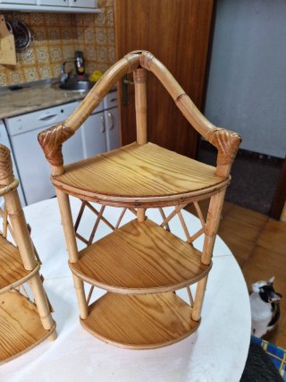 2 estanterías de mimbre. Precio: 15 € / unidad.