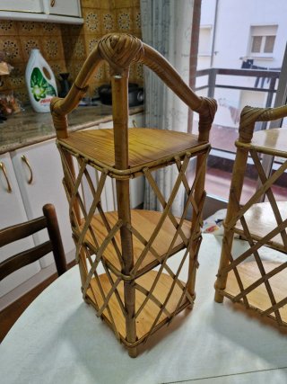 2 estanterías de mimbre. Precio: 15 € / unidad.