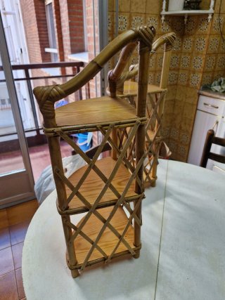 2 estanterías de mimbre. Precio: 15 € / unidad.