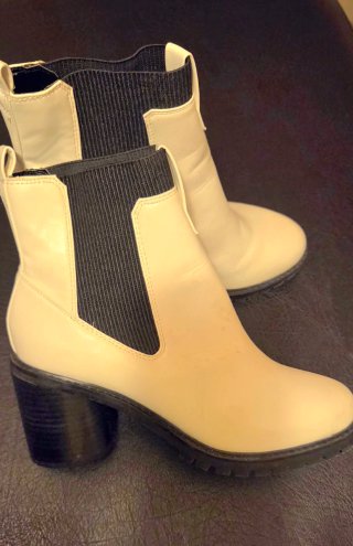 Botines blancos tacón elástico negro