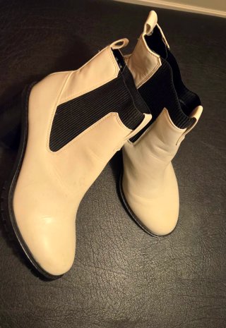 Botines blancos tacón elástico negro