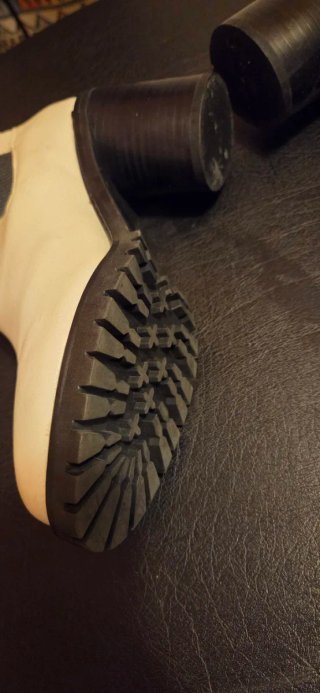 Botines blancos tacón elástico negro