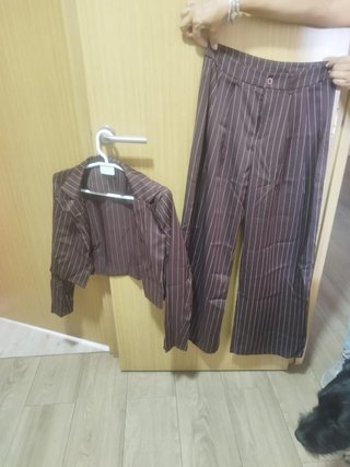 Traje de rayas marrón para mujer