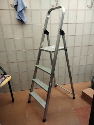 Escalera de Aluminio de 4 Peldaños