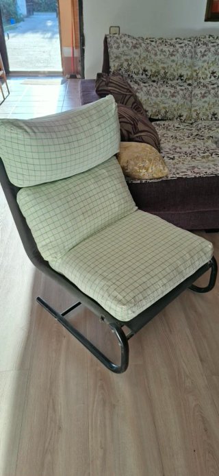 Butaca moderna metal y tela beige