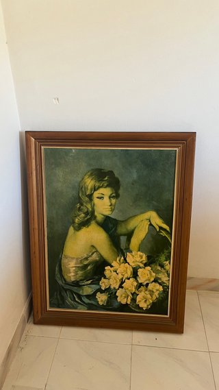 Pintura de mujer con flores