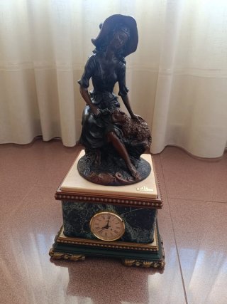 Orologio da tavolo decorativo con figura