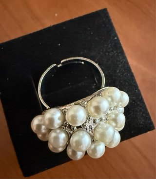 Anillo ajustable perlas blanco. Acero. Nuevo