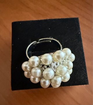 Anillo ajustable perlas blanco. Acero. Nuevo