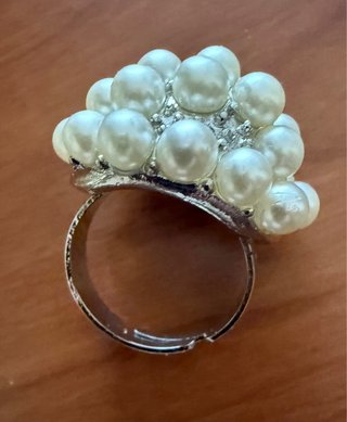 Anillo ajustable perlas blanco. Acero. Nuevo