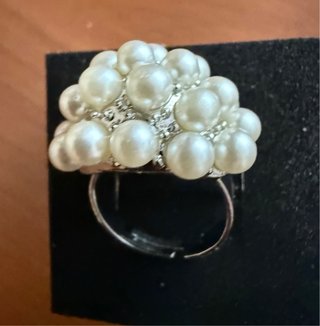 Anillo ajustable perlas blanco. Acero. Nuevo