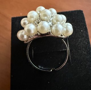 Anillo ajustable perlas blanco. Acero. Nuevo