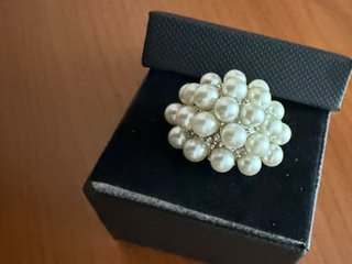 Anillo ajustable perlas blanco. Acero. Nuevo