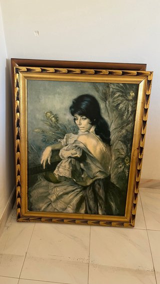 Pintura al óleo de mujer con marco dorado