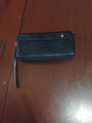 Cartera de mano negra con relieve