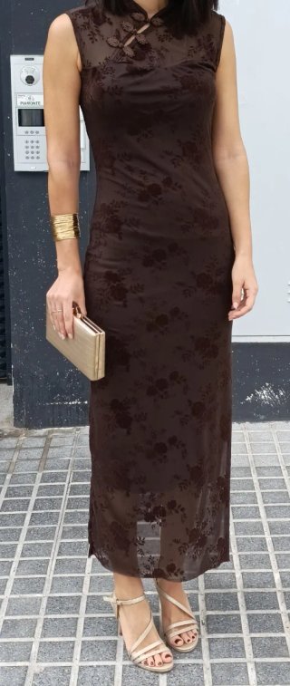 Vestido marrón con broche oriental