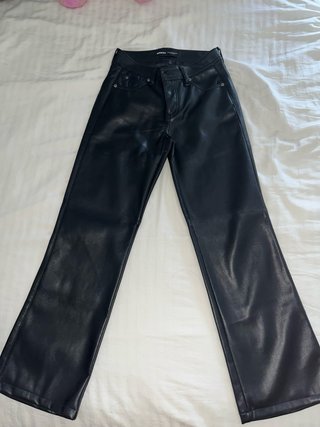 Pantalón Efecto Piel Negro Bershka