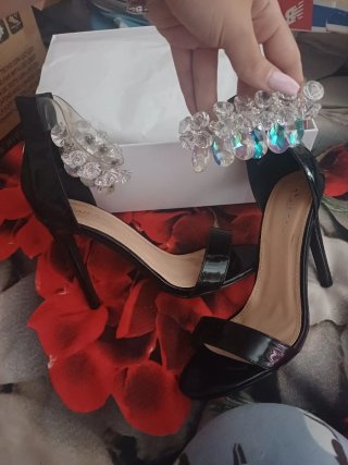 Zapatos de tacón negros con pedrería