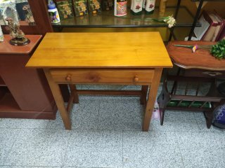 Mesa de madera con cajón