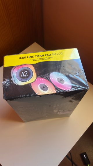 Corsair iCUE LINK TITAN 240 RX LCD precintado