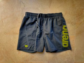 Pantalón corto Arena gris y amarillo.