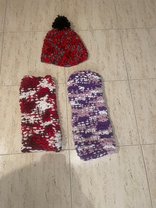 Gorro y calentadores tejidos