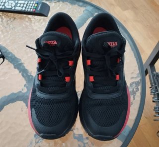Zapatillas Joma Negras y Rojas
