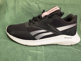 Zapatillas Reebok Negras y Blancas